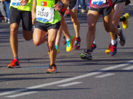 Vorfahrt für die Läufer beim Mainova Frankfurt Marathon am 25. Oktober