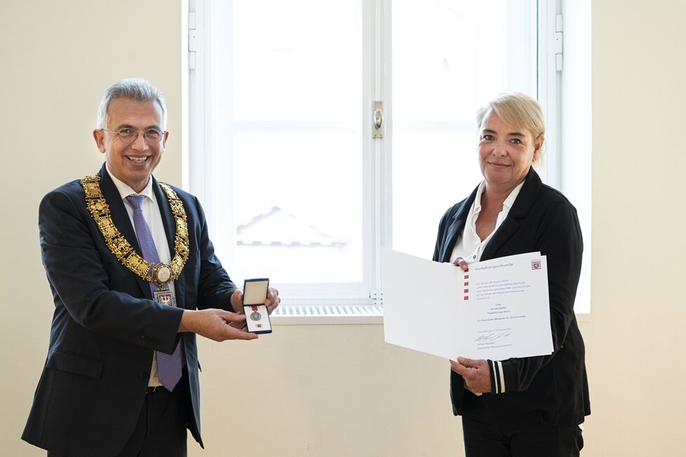 Hessische-Medaille-an-Annett-Keller