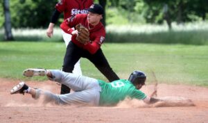 David Nassos beim Slide zur Base