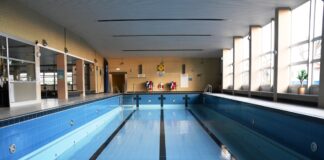 Ein leeres Schwimmbecken im Hallenbad.