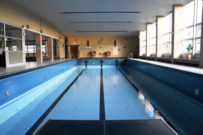 Ein leeres Schwimmbecken im Hallenbad.