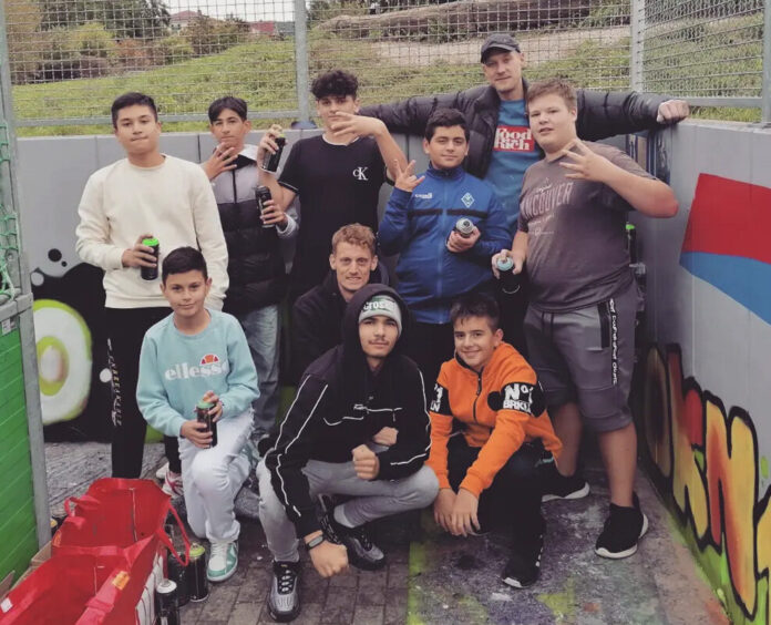 Statt grau nun bunt GraffitiAktion an der Schule am Sportpark in