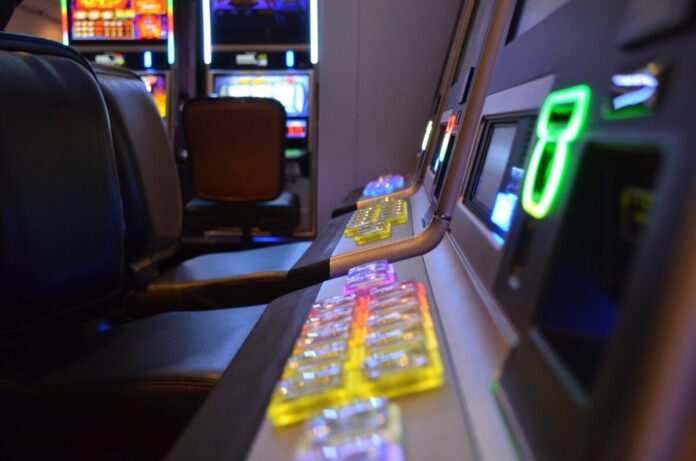 Das Bild zeigt einen Glücksspielautomaten.