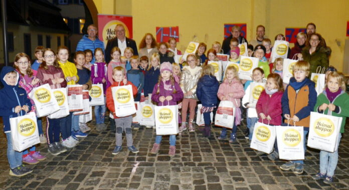 Bürgermeister Klaus Schindling, Mitglieder des Gewerbevereins Hattersheim sowie die städtische Wirtschaftsförderung hatten den teilnehmenden Kindern der Heimatshoppen-Rallye als Dankeschön und Motivation zum Mitmachen im nächsten Jahr Überraschungstüten überreicht. (Foto: Hans Nietner)