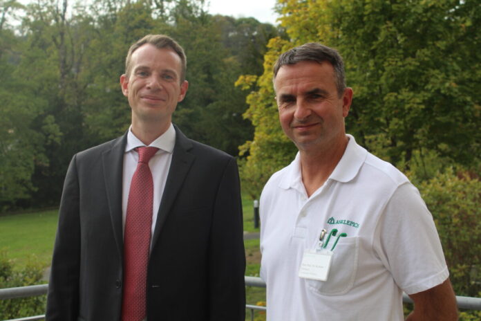 Das Foto zeigt Dr. med. Martin Voß (links) und Prof. Dr. med. Karsten Krakow. (Foto: Asklepios)