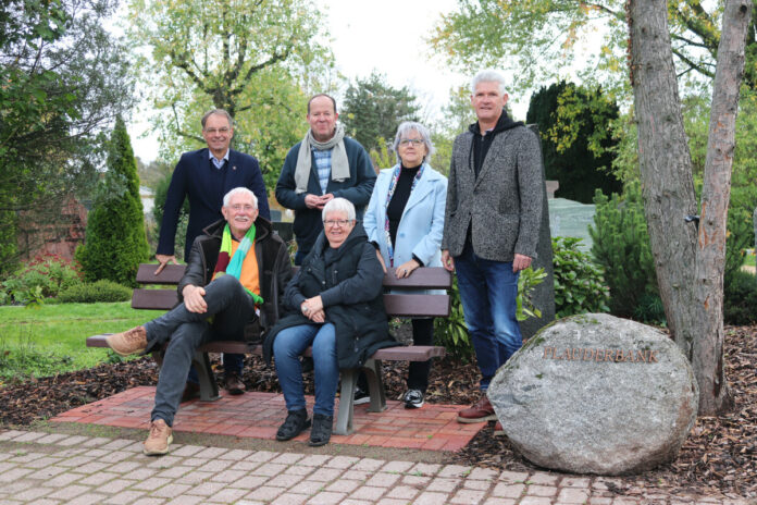 Das Bild zeigt von links: Bürgermeister Dr. Dieter Lang, Dr. Wolfgang Altenburg, Lutz Berger, Helga Giardino, Ruhtraut Zey, Michael Würz. (Foto: Städtische Betriebe)