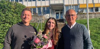 Bürgermeister Dr. Peter Traub (rechts) und Dennis Weyrich (links), verantwortlich für Sport und Vereine bei der Stadt Erbach, gratulieren Thea Maschalani zu ihren sportlichen Erfolgen im Westernreiten. (Foto: Stadt Erbach)