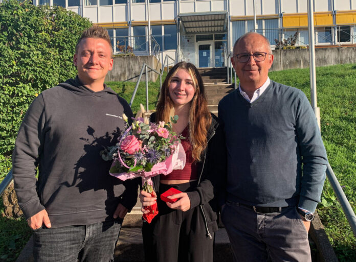 Bürgermeister Dr. Peter Traub (rechts) und Dennis Weyrich (links), verantwortlich für Sport und Vereine bei der Stadt Erbach, gratulieren Thea Maschalani zu ihren sportlichen Erfolgen im Westernreiten. (Foto: Stadt Erbach)