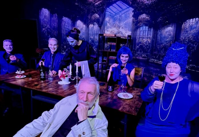 v.l.n.r.: Oliver Kai Müller, Mike Gerhard, Johanna Bronkalla, Erich Schaffner, Aylin Kekec und Mélanie Linzer in „Ein Inspektor kommt“. (Foto: BüchnerBühne)