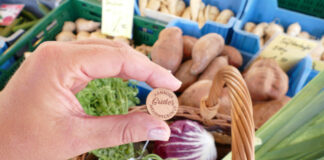 Schnell vergrifffen waren die "Grimm-Taler" auf dem Hanauer Wochenmarkt. (Foto: Hanau Marketing GmbH)