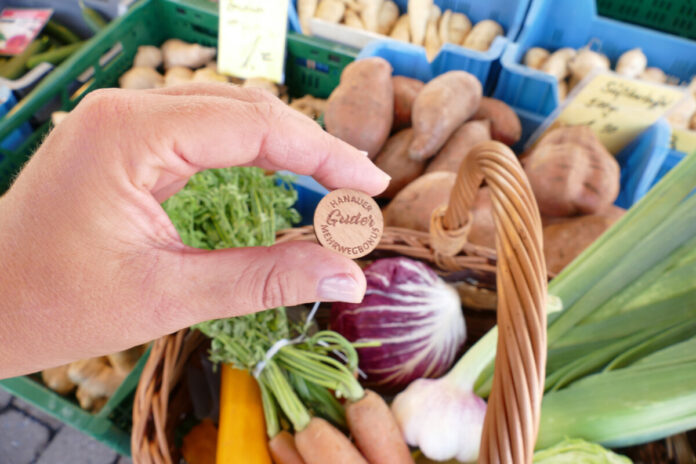 Schnell vergrifffen waren die "Grimm-Taler" auf dem Hanauer Wochenmarkt. (Foto: Hanau Marketing GmbH)