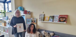Kita-Leiterin Sabine Mauser-Dilsiz (rechts) und Nina Huber-Haftmann, Fachkraft für sprachliche Bildung, ist der vielseitige Umgang der Kita-Kinder mit Büchern wichtig. Das zeigt sich zum einen in der tollen Ausstattung mit Büchern in der Kita, zum anderen an den Aktionen rund ums Lesen. Foto: Kita Vogelsbergstraße/Stadt Obertshausen