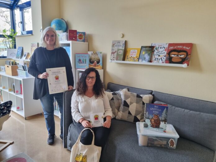 Kita-Leiterin Sabine Mauser-Dilsiz (rechts) und Nina Huber-Haftmann, Fachkraft für sprachliche Bildung, ist der vielseitige Umgang der Kita-Kinder mit Büchern wichtig. Das zeigt sich zum einen in der tollen Ausstattung mit Büchern in der Kita, zum anderen an den Aktionen rund ums Lesen. Foto: Kita Vogelsbergstraße/Stadt Obertshausen