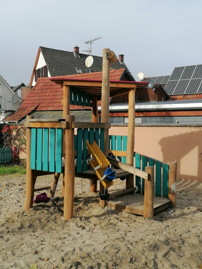 Die neue Sandbaustelle auf dem Spielplatz „Schulstraße“ in Nauheim. (Foto: Gemeinde Nauheim)