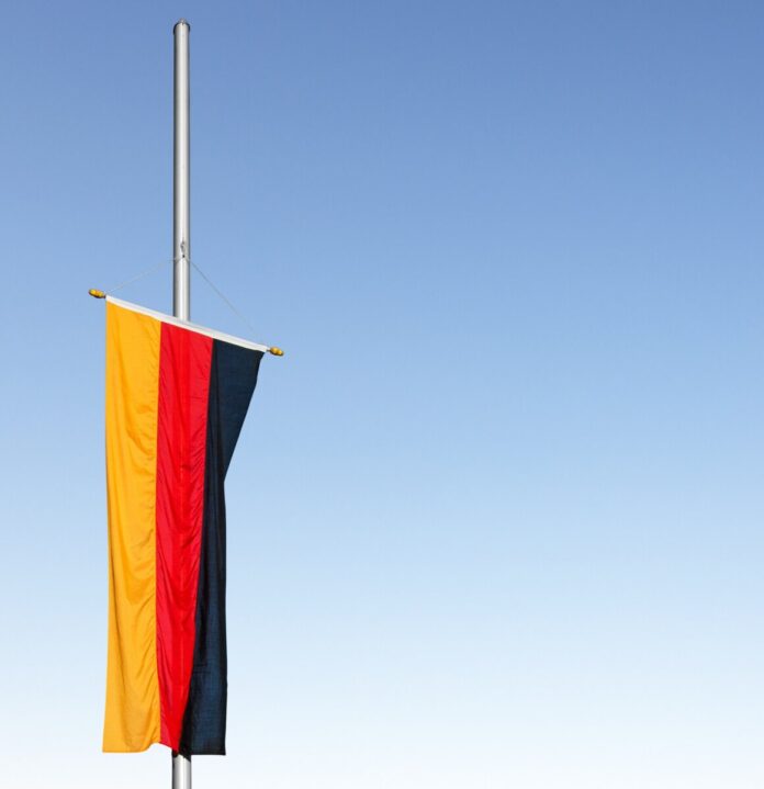 Zum Gedenken der Opfer von Kriegen und Gewalt werden am Volkstrauertag am Sonntag, 13. November 2022, vor dem Kreishaus in Dietzenbach und allen anderen öffentlichen Gebäuden die Flaggen auf Halbmast gehisst. (Foto: Pixabay)