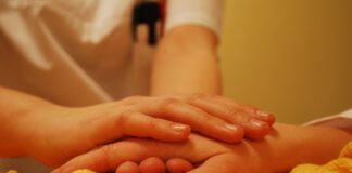 Mit Gewalt in der Pflege beschäftigt sich eine neue AOK-Initiative, an der sich etliche weitere Organisationen aus der Pflegebranche beteiligen. (Foto: Pixabay)