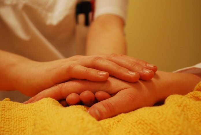 Mit Gewalt in der Pflege beschäftigt sich eine neue AOK-Initiative, an der sich etliche weitere Organisationen aus der Pflegebranche beteiligen. (Foto: Pixabay)