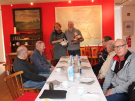 Zum Dank für die unkomplizierte Hilfe überreichte Melanie Stahlecker-Zach ein Weinpräsent an Museumsleiter Alexander Reichard. (Foto: Stadt Riedstadt)