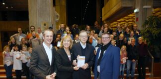 (von links): Oberbürgermeister Dr. Felix Schwenke, Marion Müller (Sportamt), Rüdiger Mohrstedt mit dem 66. Deutschen Sportabzeichen und Jörg Wagner, erster Vorsitzender Sportkreis Offenbach. (Fotos: Stadt Offenbach / georg-foto, offenbach)