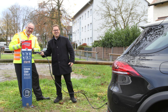 Stadtwerke-Ökostrom für die Mobilität der Zukunft: Stadtwerke-Geschäftsführer Uwe Linder (links) und Bürgermeister Jan Werner nehmen die neue Lade-säule für Elektrofahrzeuge am Freizeit- und Famili-enbad in der Teichstraße in Betrieb. Foto: Dexheimer/Stadtwerke Langen