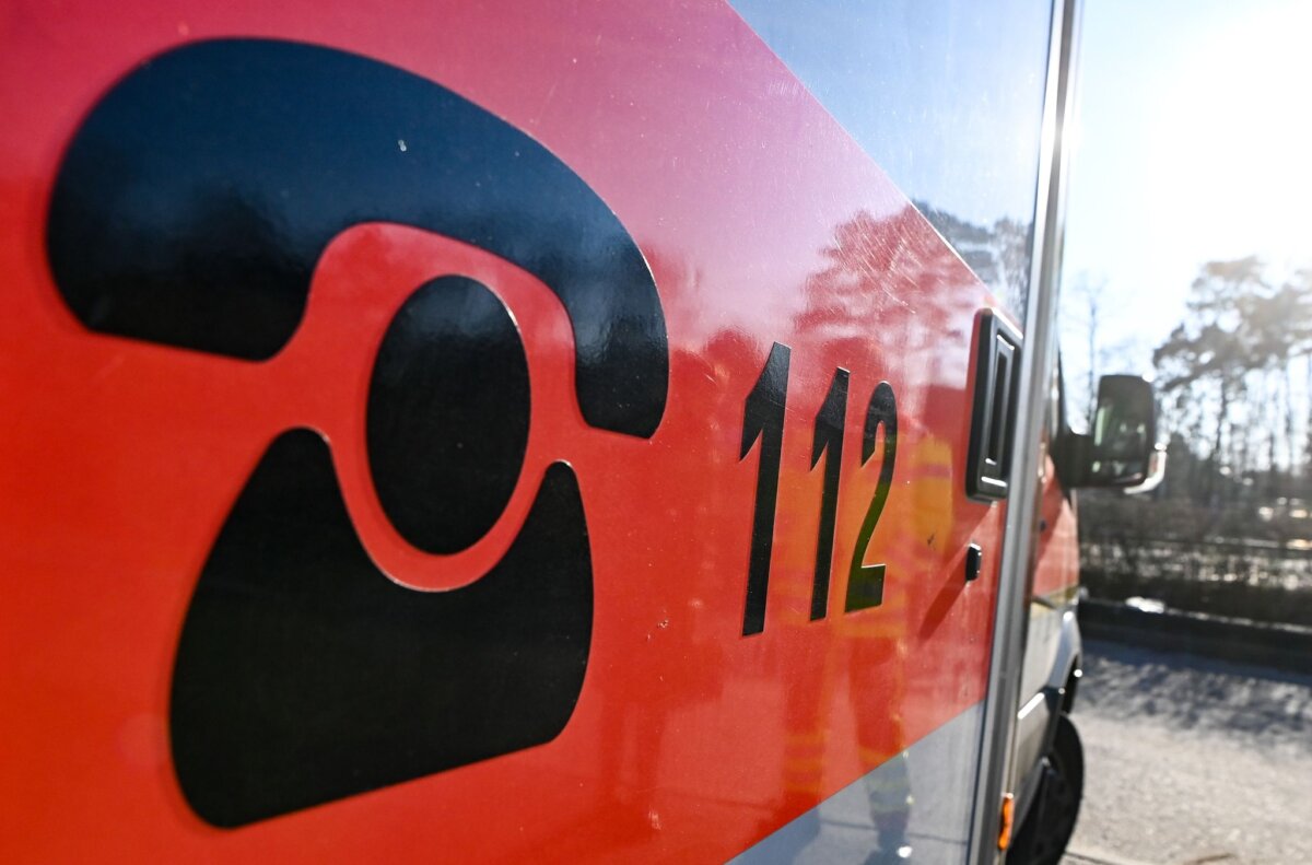 Der Schriftzug 112 für die Notrufnummer steht auf einem Rettungswagen.