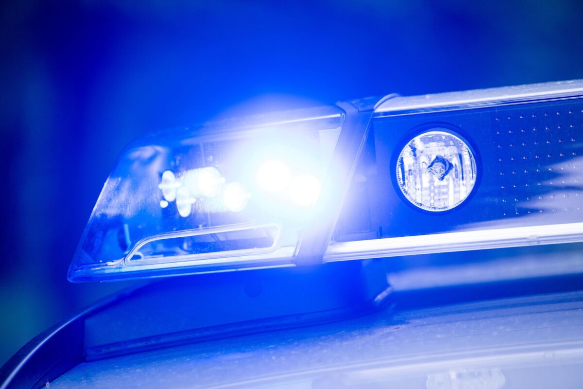 Ein Blaulicht leuchtet auf dem Dach einer Polizeistreife.