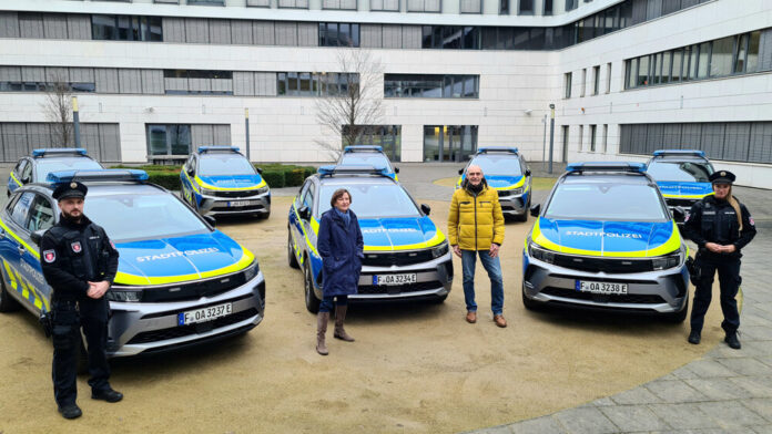 Annette-Rinn-Matthias-Heinrich-und-zwei-Aussendienstkraefte-vor-neuen-Streifenwagen_1000x563