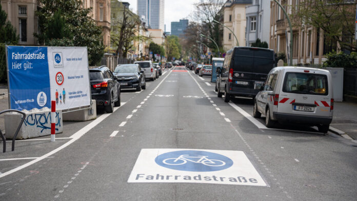 Fahrradstrasse-Kettenhofweg-mit-Hinweisen-zum-richtigen-Verhalten_1000x563