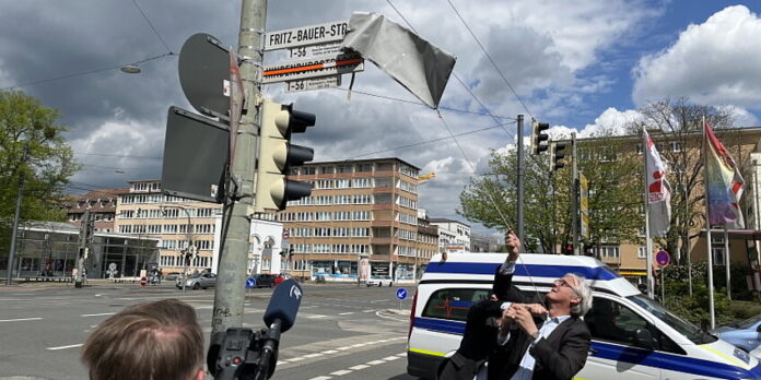 csm_enthuellung_strassenschild_Fritz_Bauer_Strasse_Hindenburgstrasse_c_Klaus_Honold_800x400_b1d9812528