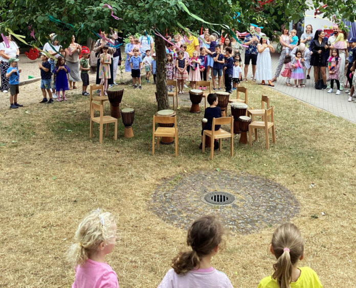 Zahlreiche große und kleine Gäste kamen in der Kita Unterm Regenbogen zum Sommerfest zusammen, um der Einrichtung zum 50-jährigen Bestehen zu gratulieren. Foto: Kita Unterm Regenbogen
