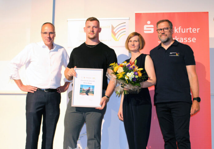 Der 20-jährige Diskuswerfer und U20-Weltmeister Marius Karges (Eintracht Frankfurt) ist Hessens „Eliteschüler des Jahres“. Das hoffnungsvolle Nachwuchstalent wurde von Hessens Minister des Innern und für Sport, Peter Beuth (links) und der Schulleiterin der Carl-von-Weinberg-Schule Frankfurt, Carolin Kubbe, ausgezeichnet. Foto: Frank Grimm)