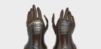 Panzerhandschuhe einer Ritterrüstung, Frankreich oder Deutschland, 1. Drittel 17. Jh.; Leihgabe des Hessischen Landesmuseums Darmstadt. Foto: Deutsches Ledermuseum, M. Url