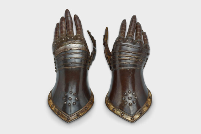 Panzerhandschuhe einer Ritterrüstung, Frankreich oder Deutschland, 1. Drittel 17. Jh.; Leihgabe des Hessischen Landesmuseums Darmstadt. Foto: Deutsches Ledermuseum, M. Url