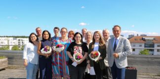 Sie haben ihre Ausbildung erfolgreich abgeschlossen und sind weiterhin bei der Kreisstadt Dietzenbach sowie bei den Stadtwerken Dietzenbach beschäftigt: Bella Khan (vorne, 2.v.l.), Vanessa Matzke (vorne, 3.v.l.), Gabriella Taddei (vorne, 4.v.l.) und Alina Engel (vorne, 2.v.r.). Bürgermeister Dr. Dieter Lang (rechts vorne) und Ausbildungsleiterin Martina Lotz (hinten Mitte) gratulierten mit den beteiligten Fachbereichs- und Abteilungsleiterinnen und -leitern. Foto: reisstadt Dietzenbach