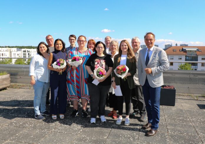 Sie haben ihre Ausbildung erfolgreich abgeschlossen und sind weiterhin bei der Kreisstadt Dietzenbach sowie bei den Stadtwerken Dietzenbach beschäftigt: Bella Khan (vorne, 2.v.l.), Vanessa Matzke (vorne, 3.v.l.), Gabriella Taddei (vorne, 4.v.l.) und Alina Engel (vorne, 2.v.r.). Bürgermeister Dr. Dieter Lang (rechts vorne) und Ausbildungsleiterin Martina Lotz (hinten Mitte) gratulierten mit den beteiligten Fachbereichs- und Abteilungsleiterinnen und -leitern. Foto: reisstadt Dietzenbach