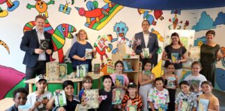 In der Stadtbücherei Dietzenbach ist der Startschuss zum diesjährigen Freizeit-Leseprojekt „Ich bin eine Leseratte 2023“ gefallen. Die sechs vorgegebenen Buchtitel wurden gemeinsam ausgepackt von Schülerinnen und Schülern einer dritten Klasse der Aue-Schule sowie (hinten von rechts) Nicole Schlabach, Stellvertretende Geschäftsführerin Sparkassenkulturstiftung Hessen-Thüringen, Carina Dony, Leiterin Stadtbücherei Dietzenbach, Christian Szaule, Leiter des Sparkassen-Regionalcenters Dietzenbach, Sandra Schmitt, Leiterin des Vertriebsmanagements der Sparkasse, und René Bacher, Erster Stadtrat der Kreisstadt Dietzenbach. Kreisstadt Dietzenbach
