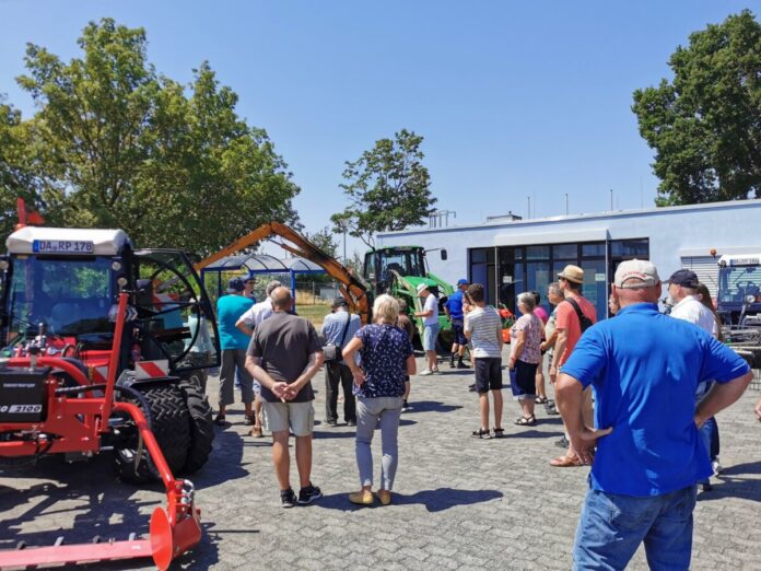 Viel los am Tag der offenen Tür bei der Deichmeisterei des RP Darmstadt in Biebesheim. (© RPDA)
