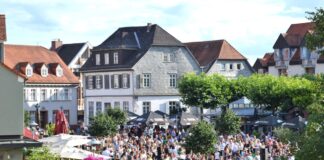 So geht Stimmung auf dem Dieburger Marktplatz: Die MoBühne der Stadt Dieburg macht’s einmal im Monat möglich. Die Band „Watertight" begeisterte das Dieburger Publikum mit Dancefloor-Musik. Fotos: Stadt Dieburg