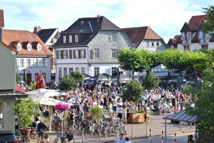 So geht Stimmung auf dem Dieburger Marktplatz: Die MoBühne der Stadt Dieburg macht’s einmal im Monat möglich. Die Band „Watertight" begeisterte das Dieburger Publikum mit Dancefloor-Musik. Fotos: Stadt Dieburg