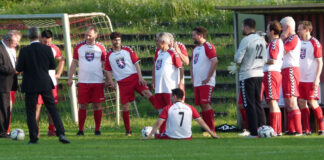 Spielerbesprechung der Landtgaself bei ihrem letzten Spiel in Rodgau gegen das Team der Kulturinitiativen. Damals auf dem Sportplatz der SG Nieder-Roden