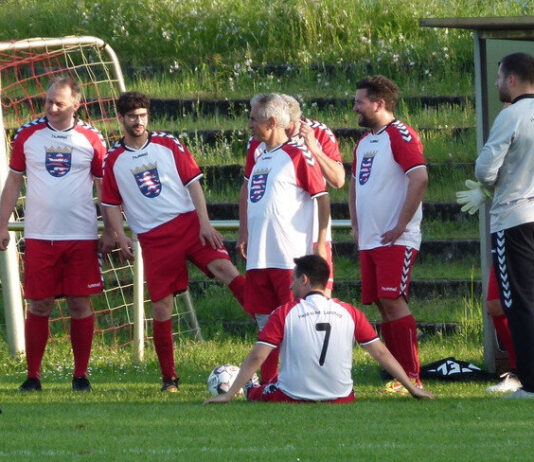 Spielerbesprechung der Landtgaself bei ihrem letzten Spiel in Rodgau gegen das Team der Kulturinitiativen. Damals auf dem Sportplatz der SG Nieder-Roden
