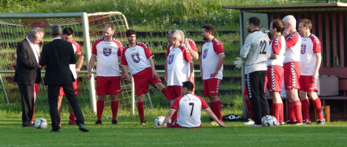 Spielerbesprechung der Landtgaself bei ihrem letzten Spiel in Rodgau gegen das Team der Kulturinitiativen. Damals auf dem Sportplatz der SG Nieder-Roden