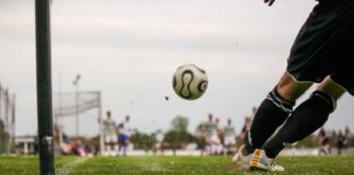 Das Bild zeigt eine Szene aus einem Fußballspiel