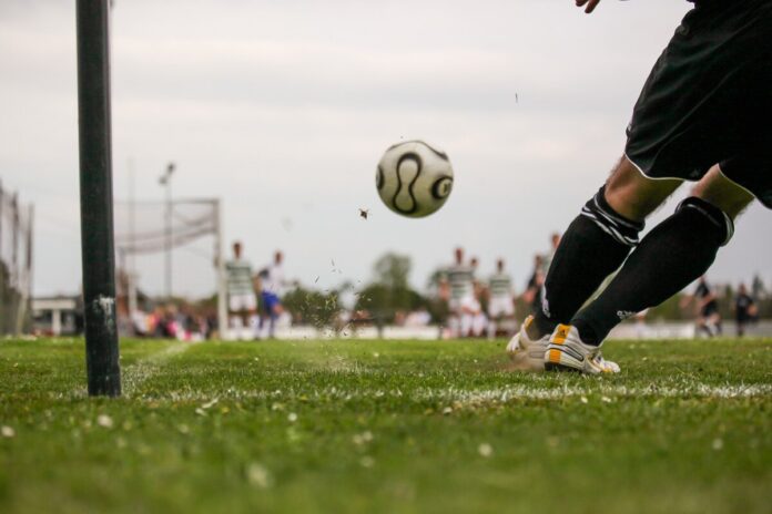 Das Bild zeigt eine Szene aus einem Fußballspiel