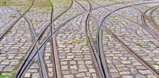 Das Bild zeigt Straßenbahnschienen.