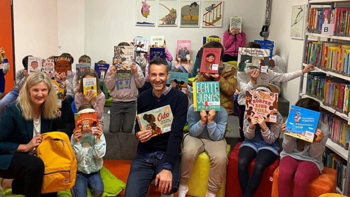 Frank-Gaffrey-und-Hanke-Suehl-uebergeben-BuecherRucksack-an-Schueler-der-Textorschule_1000x563