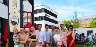 Stadtrat Heiko Zimmerling-Oßwald, Christian Hagemeister (Advancis), Stefan Wächtler (LIG Bau) und Awo-Kreisgeschäftsführer Dirk Hartmann (hinten von links) feier-ten gemeinsam mit der stellvertretenden Start-Up-Leiterin Miriam Mann (vorne), Kindern und Eltern das Einweihungs-fest. Foto: Schaible/Stadt Lan-gen