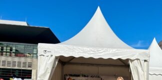Eurobike 2024: Am Stand der Destination FrankfurtRheinMain informierten die Bereichsleiterin Touristik, Kongress- und Touristikbetrieb der Stadt Aschaffenburg, Waltraud F. Gulder (links), sowie die Wirtschaftsförderin des Kreises Offenbach, Konstanze Fritsch (rechts).(Bild: Kreis Offenbach)