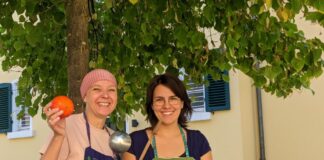 Sabine Milewski von der Gemeinde Seeheim-Jugenheim (links) und Pfarrerin Miriam Fleischhacker von der Evangelischen Kirchengemeinde in Jugenheim laden am 3. Oktober wieder zur „Einheitssuppe“ ein. Foto: Max Greifenstein