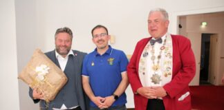 In Vertretung von Bürgermeister Manuel Friedrich überreichte Stadtverordnetenvorsteher Anthony Giordano (Mitte) an Meiningens Bürgermeister Fabian Giesder (links) ein Präsent der Stadt Obertshausen. Ebenso knüpfte Anthony Giordano als Vertreter des 1. ObertsHäuser Karnevalsvereins „Die Elf Babbscher“ Kontakt zu Frank Schäfer, dem Präsidenten der Meininger Karnevalsgesellschaft. Foto: Steffen Harzer.